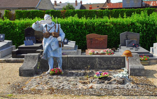 Dormans : le Poilu du cimetière  (Monument en péril)