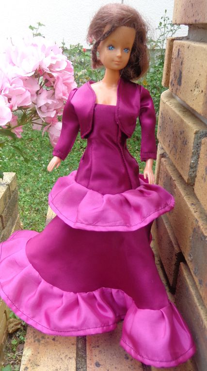 barbie en robe de satin rouge et volants en soie