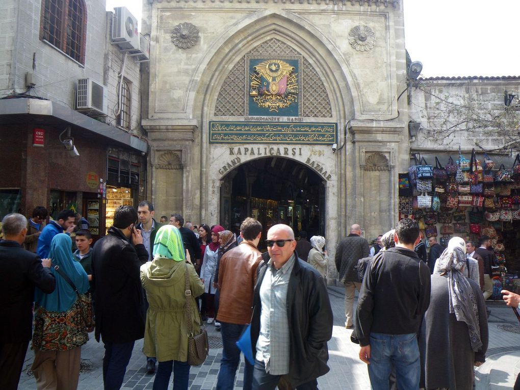 Et avant de quitter la Turquie, le clou du pestacle... Istanbul !!! Encore plus que les monuments, on a adoré l'ambiance. Ca grouille de vie, dans les rues commerçantes bondées autour du marché aux Epices, sur le pont de Galata, dans le quartier étudiant de Beyoglu... et en mer !!!                               Bref, c'est décidé, on y retournera !!!