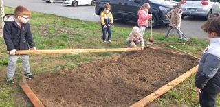 Les CP, CE1 et CE2 au jardin