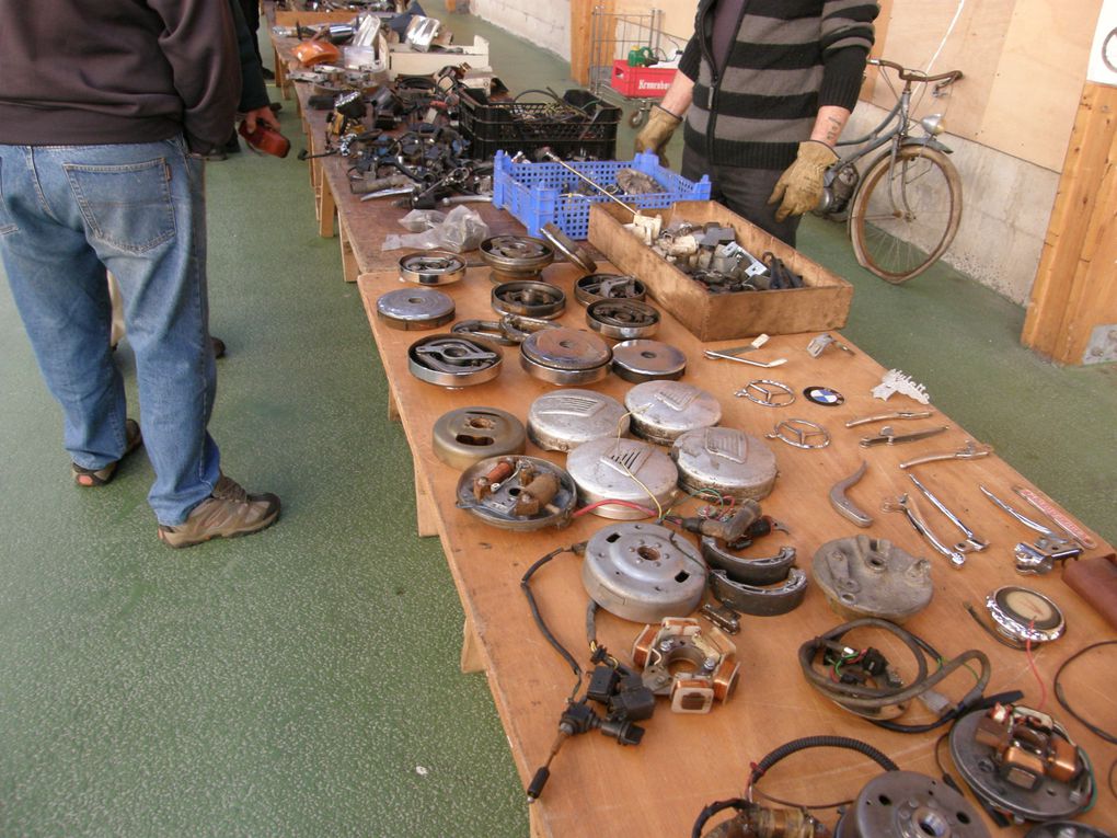 C'est dans une bonne ambiance que c'est déroulée la Bourse d'échange de pièces mécaniques motos anciennes au gymnase St Trémeur de carhaix ce week-end