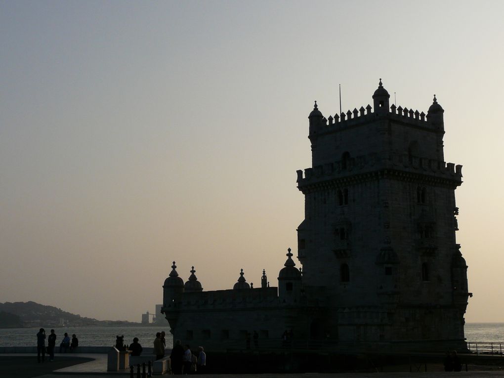 Profitez de la visite de la tour de Belem et du monastère de Jeronimo pour aller déguster les fameux pastéis de Bélem avec un jus d'orange frais.