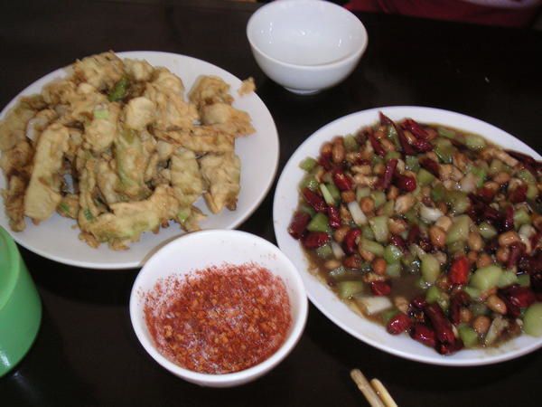 <p>Tous les plats du Sichuan et du Yunnan que nous avons eu la chance de g&ocirc;uter.&nbsp;Mais aussi des plats indiens, des sp&eacute;cialit&eacute;s du Xin jiang: la r&eacute;gion musulmane de Chine, des plats tib&eacute;tains et de l'alcool de beurre de Yach rance, du th&eacute; vert, des baozi, des brochettes...</p>