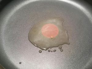 2 - Verser 2 cuil. à soupe de graisse de canard dans une poêle. Y faire revenir les échalotes jusqu'à ce qu'elles soient translucides, puis les champignons. Mélanger et laisser cuire 2 à 3 mn,   Rajouter l'effiloché de canard, remuer et finir par le madère. Le laisser réduire et s'évaporer. Finir en assaisonnant avec le persil, le poivre et une légère pincée de sel. Bien mélanger et réserver au chaud. Mettre le beurre dans une jatte, avec les pommes de terre cuites, pelées et coupées en morceaux. Commencer à écraser puis rajouter la crème fraîche. Si la purée est trop épaisse rajouter un peu d'eau de cuisson des pommes de terre pour ajuster la consistance à votre goût (elle doit se tenir). Bien écraser jusqu'à obtenir une purée homogène, saler et poivrer. 