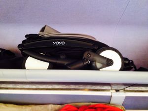La yoyo pliée dans le train (porte bagages)