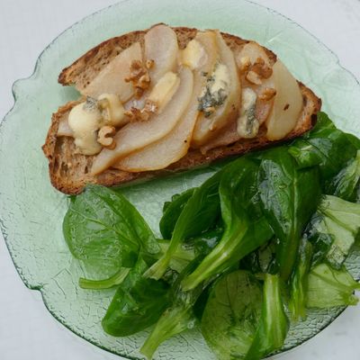 Tartines de poires à la fourme d'Ambert et aux noix
