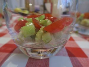 Verrines de crabe à l'avocat, tomates cerise et concombre