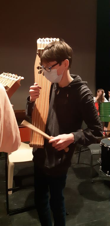 Seconde journée: essai des instruments traditionnels: accordéon diatonique, tambour à cordes, vielle à roue