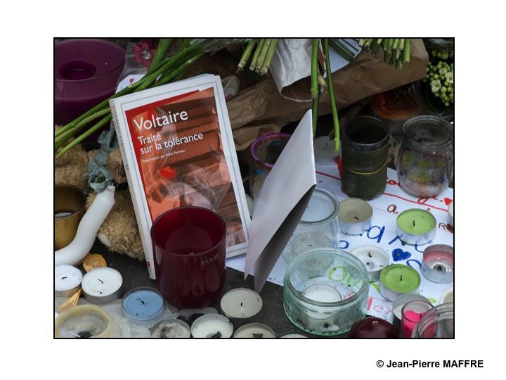 L'horreur des attentats du 13 novembre 2015 a suscité de nombreux témoignages spontanés et divers rassemblés au pied de la statue de la Place de la République à Paris.