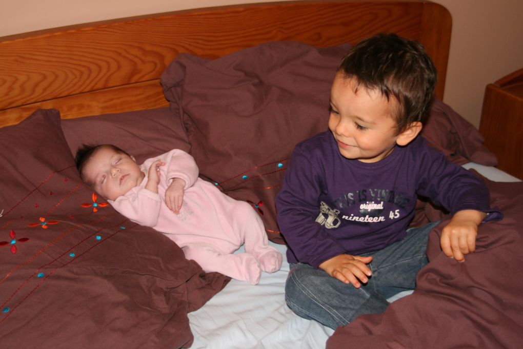 Mes parents adorent les câlins, mais ils ne sont pas les seuls. Mes mamies et mon papy ne donnent pas leur part aux autres. Moi et ma petite sœur sommes comblés.