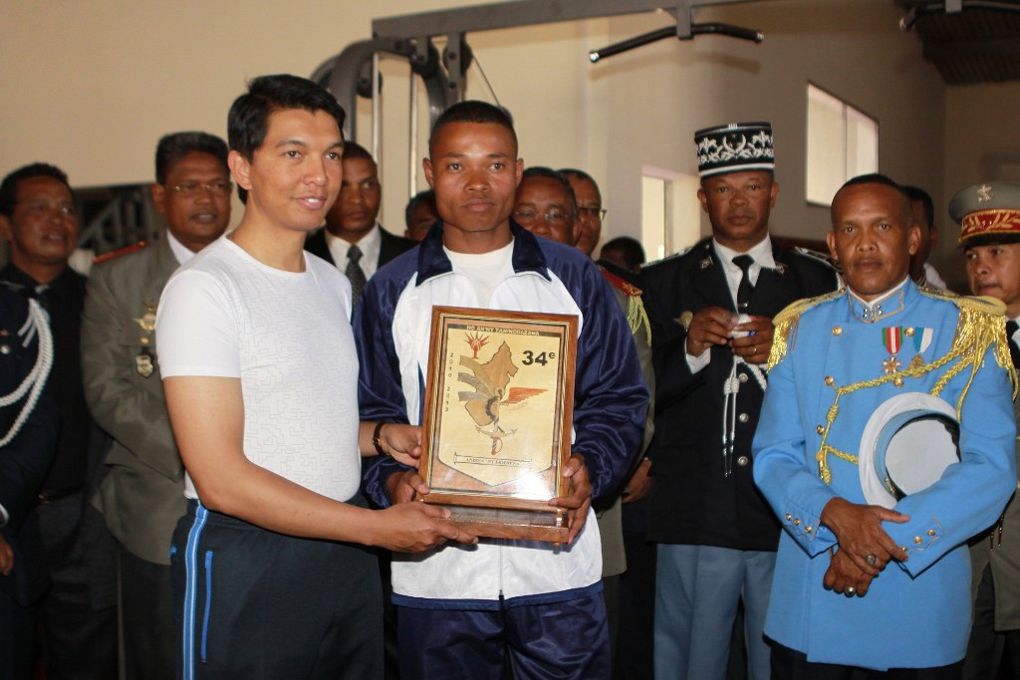 16 octobre 2012. Le Président Andry Rajoelina à l'Académie militaire et offre de dons à la ville d'Antsirabe.