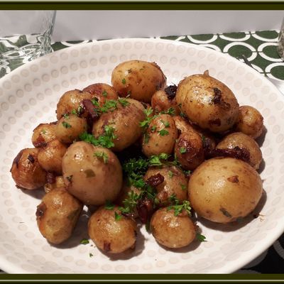 Pommes de terre  grenaille, oignons frais et lardons