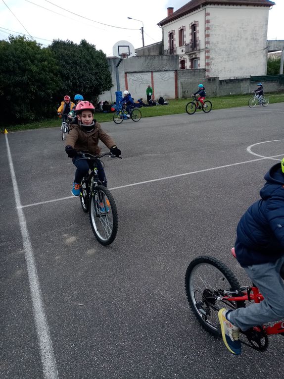 Quelques photos de nos entraînements vélos au stade avant nos exploits sur le bord du canal !