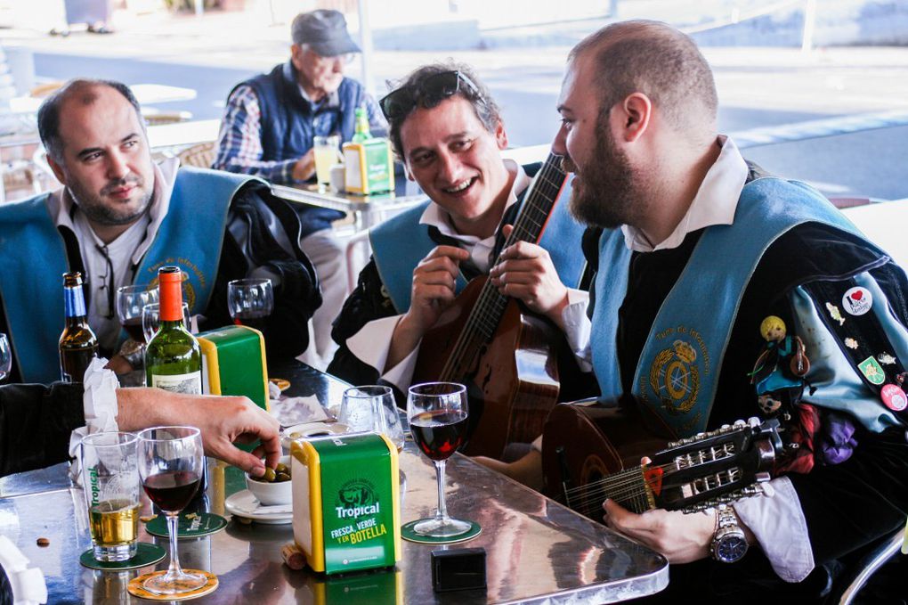 D'anciens étudiants se retrouvent pour chanter sur les quais du port de Las Palmas à  Gran Canaria.