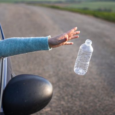 Un Français sur trois jette des déchets par la fenêtre de sa voiture