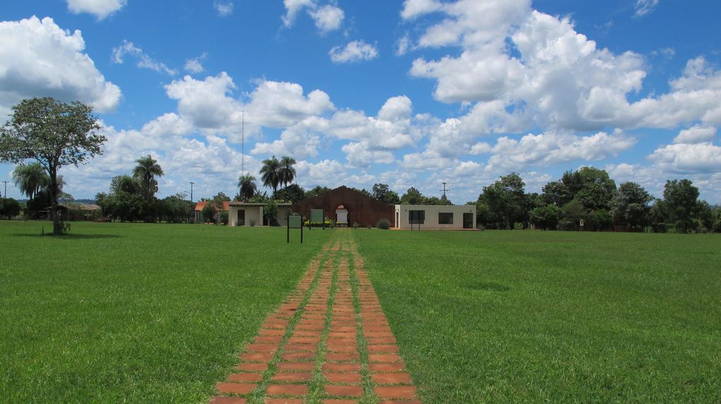 Pays assurément le moins touristique d'Amérique du Sud, le Paraguay a su nous charmer par la simplicité de son accueil, son métissage et sa langue indigène omniprésente, le Guarani : une destination hors des sentiers battus