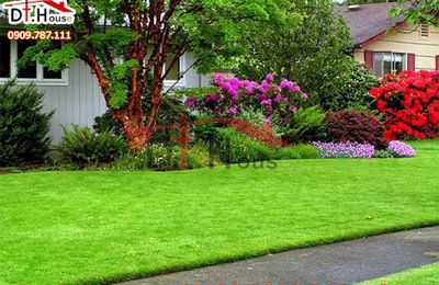 Thi công sân vườn đẹp với cỏ nhân tạo có phong cách ấn tượng
