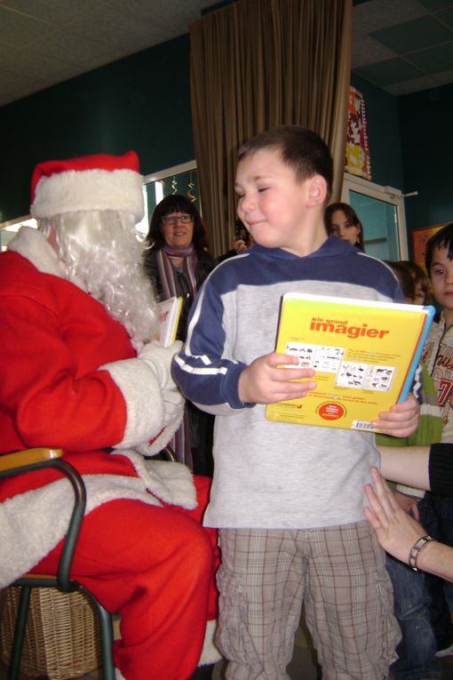 Les enfants ont attendu sagement leur tour pour venir chercher leur cadeau. Certains étaient un peu effrayés, d'autres intrigué&s, mais tous les petits yeux brillaient de malice en approchant du gentil bonhomme à la barbe blanche.