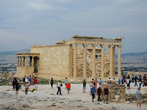 L'Erechthéion, célèbre pour ses caryatides (statues de femmes), était le temple de Cécrops, une des divinités liées à la fondation de la cité. Il s'agissait de l'endroit de l'Acropole le plus sacré pour les grecs, bien plus important que le Parthénon.
