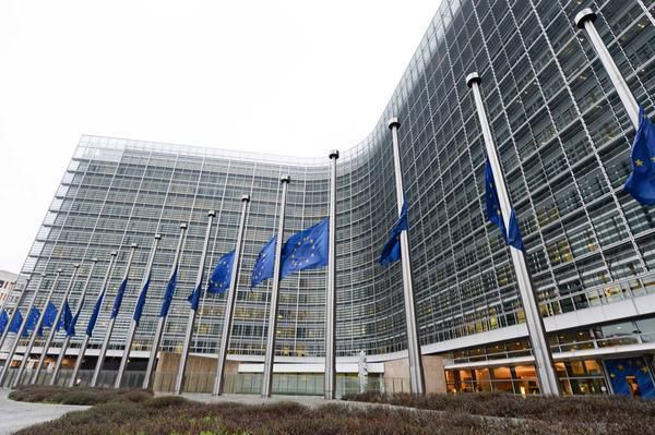 L'Union européenne marque une minute de silence : le Conseil européen, la Commission européenne et le Parlement européen. Les drapeaux de l'UE sont en berne.