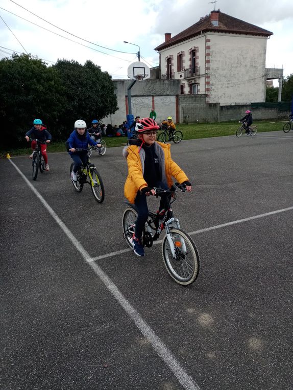 Quelques photos de nos entraînements vélos au stade avant nos exploits sur le bord du canal !