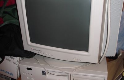 Ordinateur windows 95 (tour et écran)