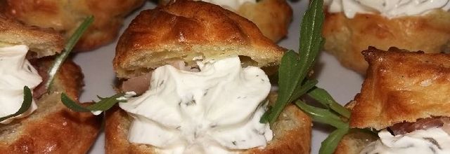 Gougères farcies au fromage frais-jambon fumé-roquette.