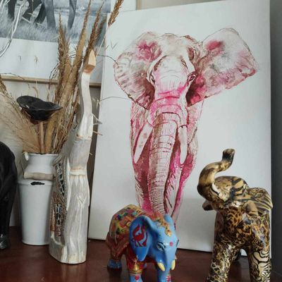 Ce tableau a trouvé sa maison. Il agrandit une collection d'éléphants