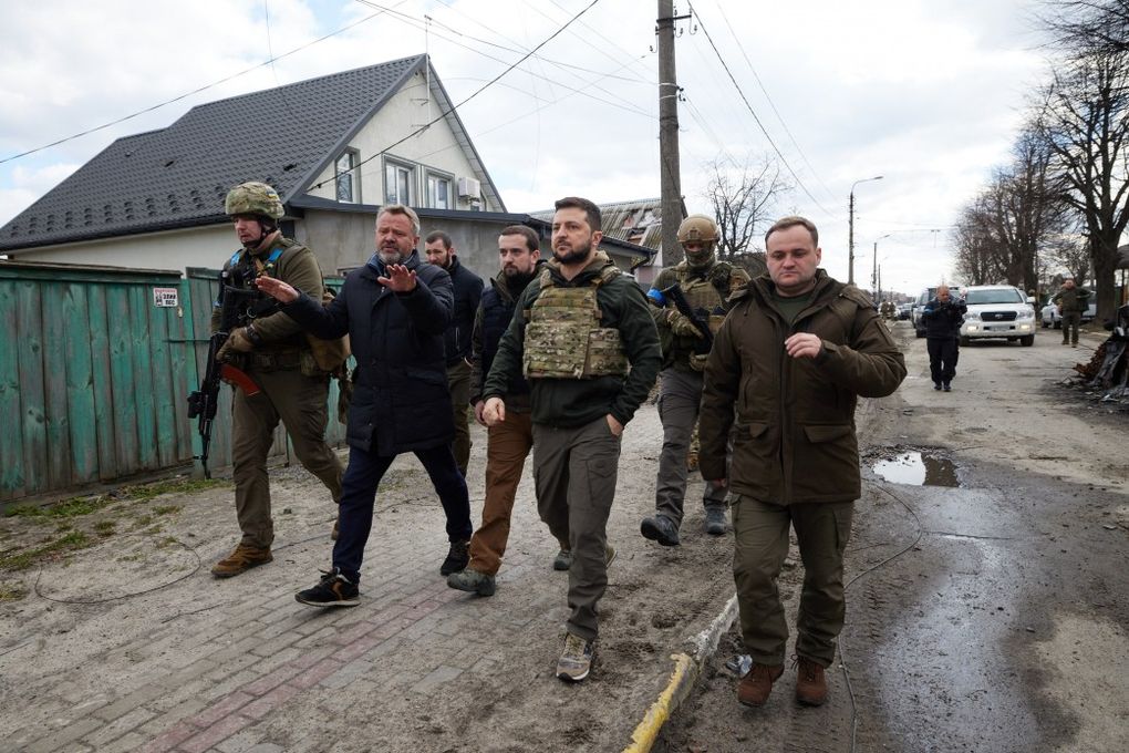 Volodymyr Zelensky visitó la ciudad de Bucha en la región de Kiev