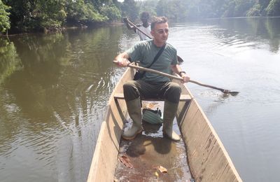 Côte d'Ivoire, Taï (Parc National de Taï): Balade en pirogue sur le fleuve Cavally à Taï à l'Ouest de la Côte d'Ivoire. 