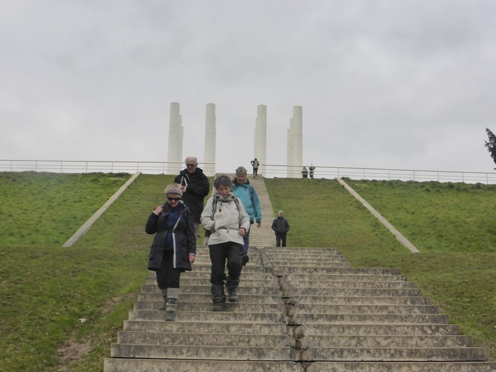 Cergy - Ascension vers l'Esplanade, descente pas plus facile que la montée,  vue sur les Jardins des Droits de l'Homme