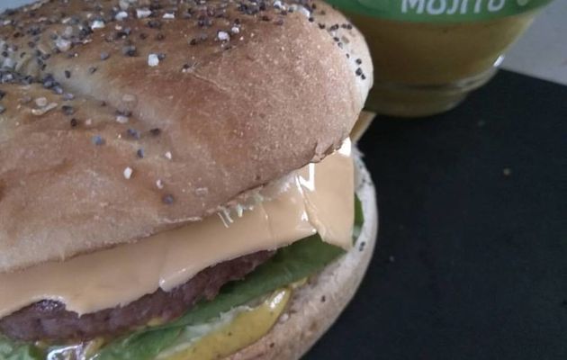 Burger gourmand au bon steak haché du pays de Lunel , sa salade , son fromage et pour finir moutarde au Mojito d’Alsace .