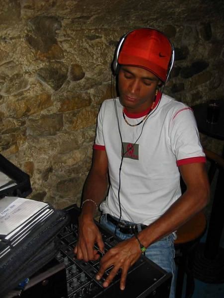 Longtemps, les dimanches soir du Since Pub se souviendront de Dj Robson animant ses soirées "Pagode", pour le plus grand plaisir des Brésiliens et de tous les Lyonnais amateurs de rythmes MPB, Axé, Samba, Bossa Nova, Pagode, Forro, Funk brésilien, etc.