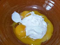 2 - Mettre votre four à préchauffer th 6,5 (200°). Dans un récipient, mettre les 3 oeufs, rajouter la crème fraîche épaisse, puis la crème liquide. Bien battre l'ensemble. Incorporer un bonne cuil. à soupe de moutarde, une pincée de thym émietté. Peler et dégermer l'ail,le presser et l'ajouter à la préparation. Y verser un filet d'huile d'olive. Pour finir ajouter le persil haché, saler et poivrer, bien mélanger le tout.