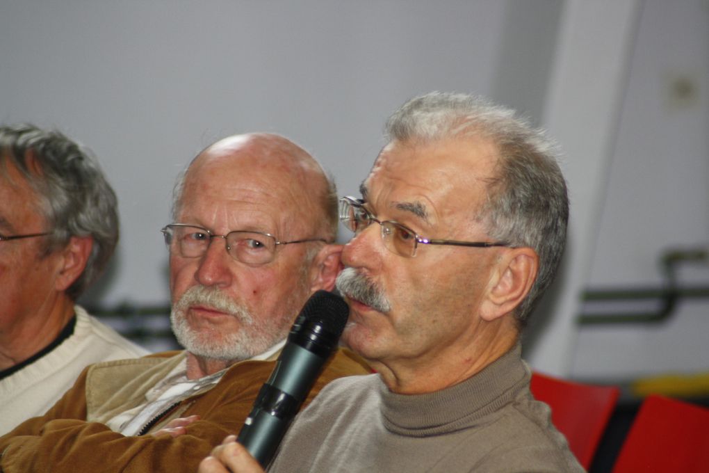 Photos de la conférence-débat organisée par Régions et Peuples solidaires dans la grande salle de la Manufacture des Tabacs de Nantes, le 19 septembre 2013.