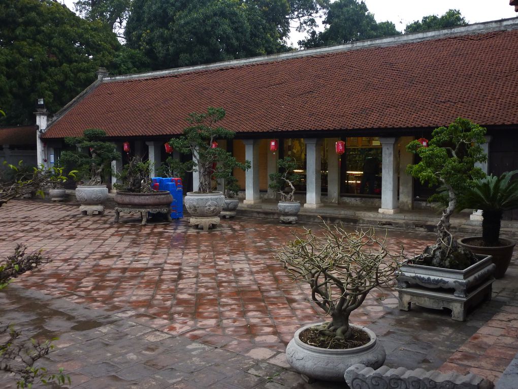 Le trajet depuis la frontiere, long :)
Premieres balades dans la ville grouillante d'Ha Noi
Temple de la Litterature