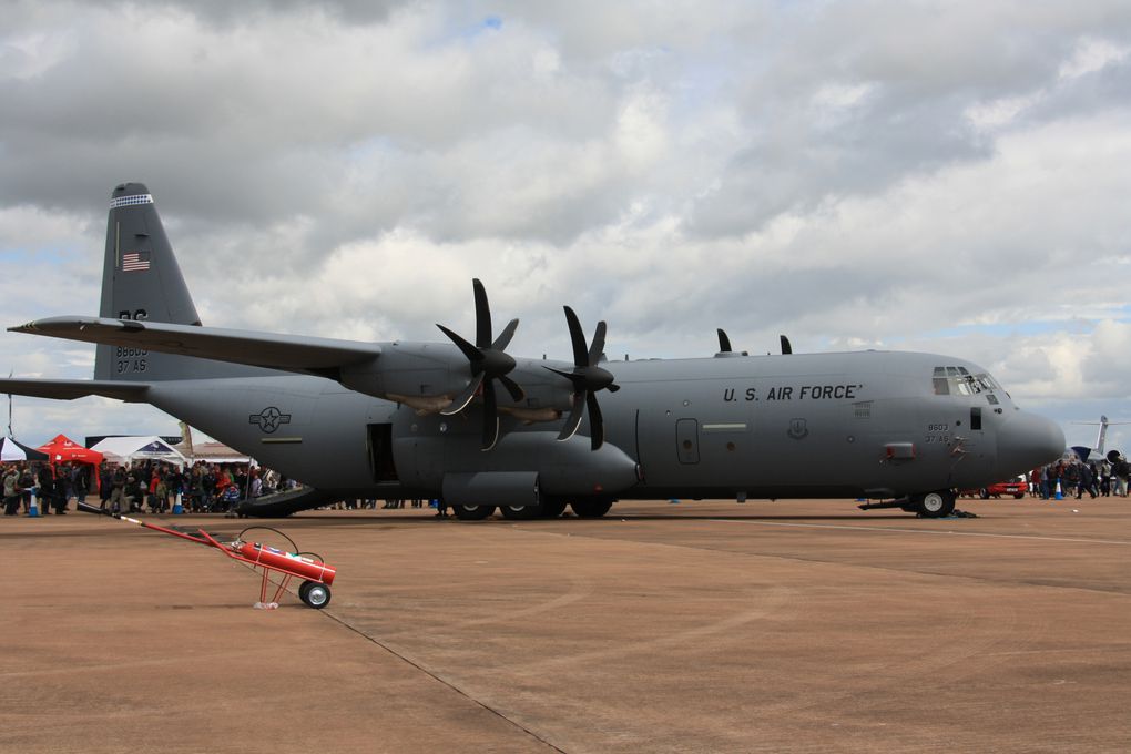 Quelques appareils au statique. Seulement des avions, les voilures tournantes feront l'objet du prochain album.