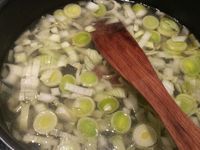 4 - Verser un fond d'huile d'olive dans une cocotte ou une casserole, y ajouter les poireaux et les oignons pour les faire suer sans les colorer. Incorporer l'ail, mélanger et couvrir avec un peu d'eau. Mettre le fenouil, les tomates, le concentré de tomate, le piment et le safran. Plonger délicatement le cabillaud dans le bouillon et les billes de pommes de terre, assaisonner en salant et poivrant. Laisser cuire 10 à 15 mn. Récupérer les billes de pommes de terre (les réserver pour faire le chapeau de la religieuse), et le cabillaud. Emietter le cabillaud, une fois cuites écraser les pommes de terre et bien les mélanger avec le cabillaud. 