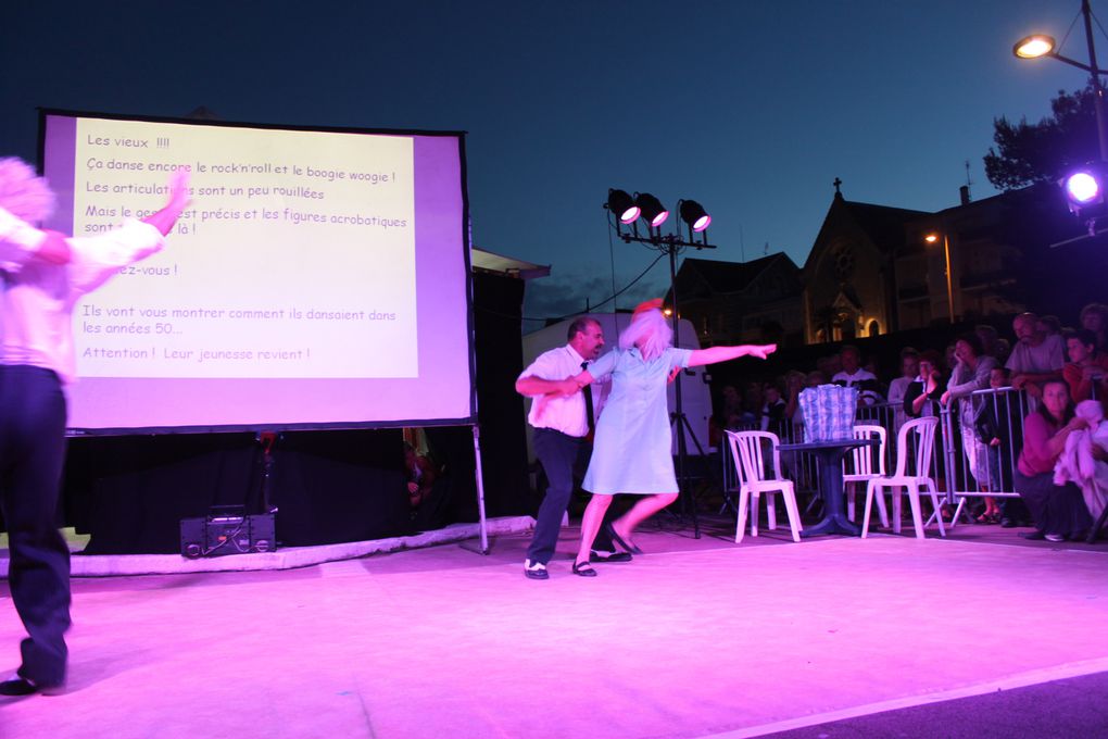 Sur le front de mer entre le casino et un bar bercé par les vagues, Royan au rythme du Rock'n'Roll avec le spectacle " Swing to the Rock" présenté par DANSE PROJECT. Soirée organisée par l'Association Générale de Pontaillac, présidée par Mad