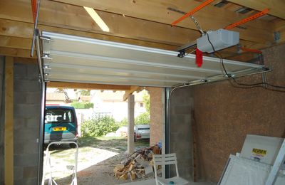 Porte de garage installée et appuies de fenêtre du rez de chaussée mis en place.