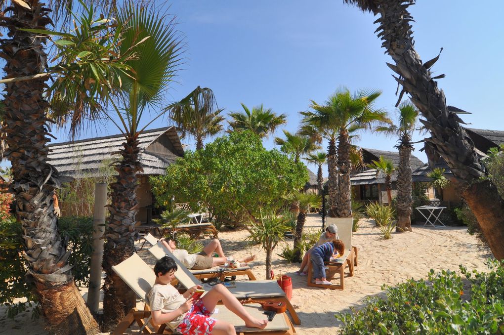 Voyage fabuleux et surnaturel dans la République du Kon Tiki... Village polynésien à 3km de St Tropez.
De notre hutte plantée sur la plage, à l'ombre des palmiers, nous avons vécu ces vacances de Pâques 2012 comme un rêve éveillé.