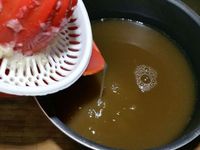 1 - Laver les pommes (les préférer du jardin ou bio si possible) et les couper en quartiers. Les passer à la centrifugeuse pour en extraire le jus. Verser le jus dans une casserole. Presser le citron. Incorporer le jus du citron dans la casserole ainsi que le sucre. Porter à ébullition sans cesser de remuer. Laisser cuire 5 mn. Ajouter le calvados puis l'agar agar. Maintenir à ébullition encore 3 mn tout en remuant. 