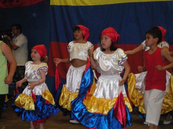 Danses Colombienne par les enfants et un groupe.
Pinata.
