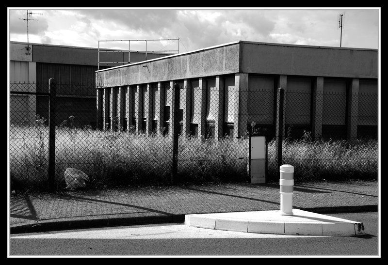 Des vues en noir-et-blanc d'une zone industrielle.