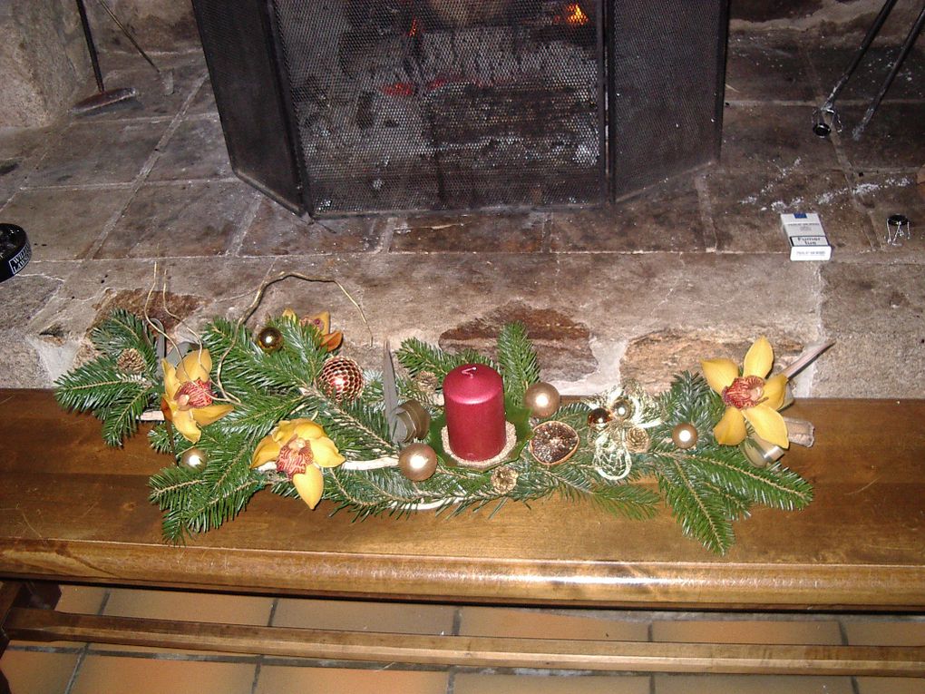 branches, branches de sapin, pommes de pin, boules décoratives, bougies 