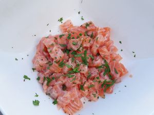 tartare de saumon à la mangue et guacamole