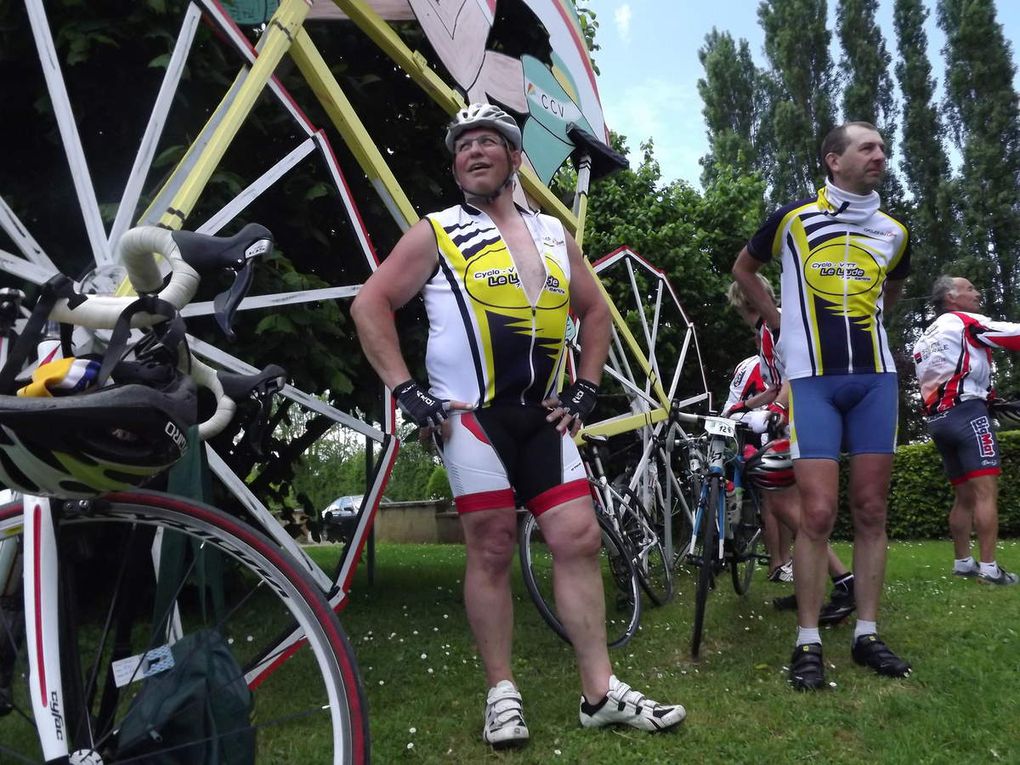 Ce sont près de 250 coureurs qui ont participés à la 35ième édition du tour de la Sarthe cyclotouriste organisé par le cyclo club de la Vègre de Tennie. La totalité des circuits était de 504 kms réalisable en 3 jours. Bien évidemment 4 courageux cyclotouristes ludois ont participés à l'aventure, histoire de passer un bon moment tout en découvrant de nouveaux sites et surtout d'éliminer les calories des bons gâteaux d'Evelyne Blanchet. . 