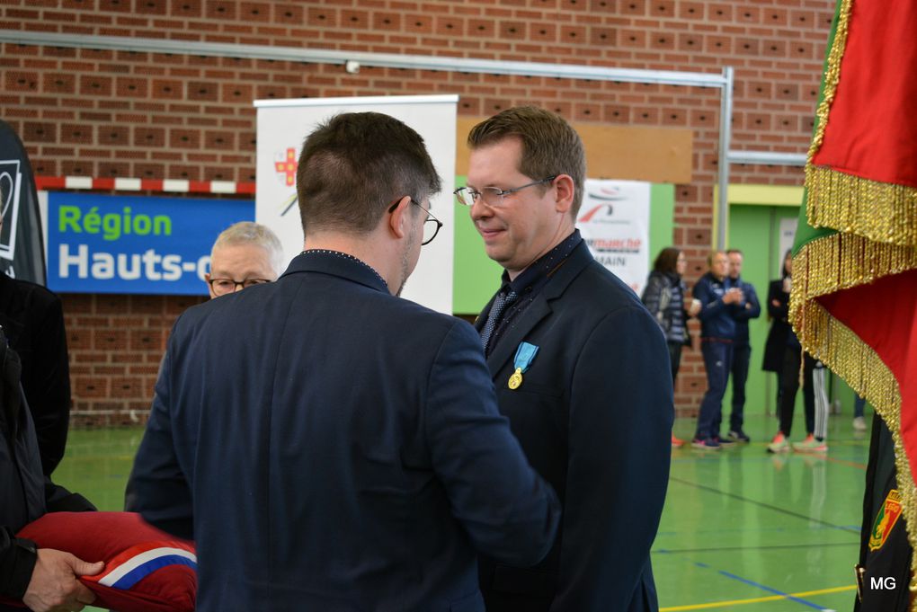 Ludovic Lebrun recevant la médaille de la jeunesse, des sports et de l’engagement associatif.