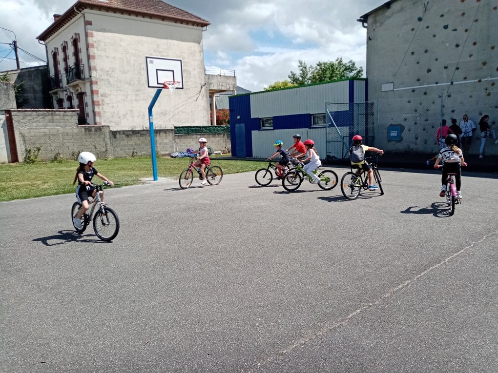 Quelques photos de nos entraînements vélos au stade avant nos exploits sur le bord du canal !