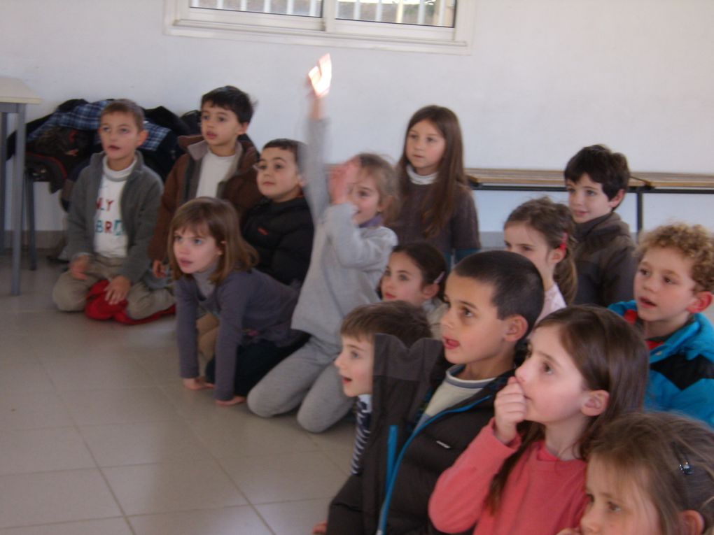 Nous avons préparé les différentes lectures instrumentalisées par petits groupes, nous sommes allés lire Kirikou aux élèves de CP et leur faire découvrir des instruments africains.